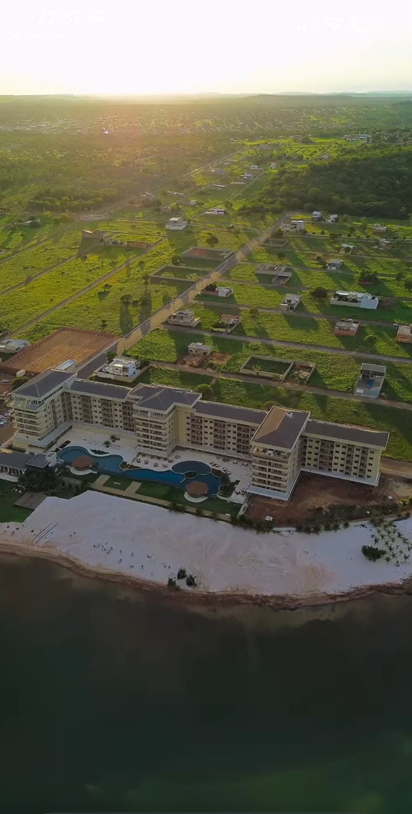 Praia e piscinas do Five Senses, ao lado do Lake Village